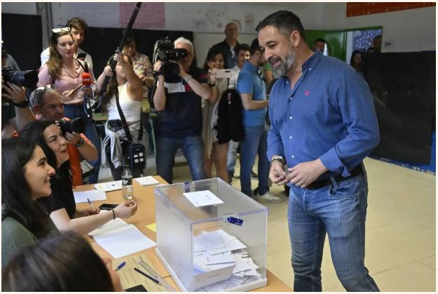 سانتياغو أباسكال، زعيم حزب فوكس اليميني المتطرف، يدلي بصوته في انتخابات البرلمان الأوروبي في مدريد، إسبانيا، في 9 يونيو 2024. [تصوير بوراك أكبولوت/ الأناضول عبر جيتي إيماجيز]