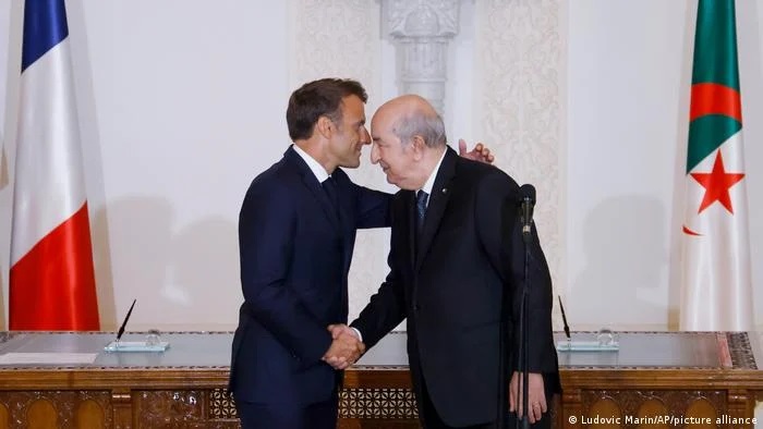الرئيسان الجزائري والفرنسي خلال زيارة الأخير إلى الجزائر ( أسوشيتدبرس)