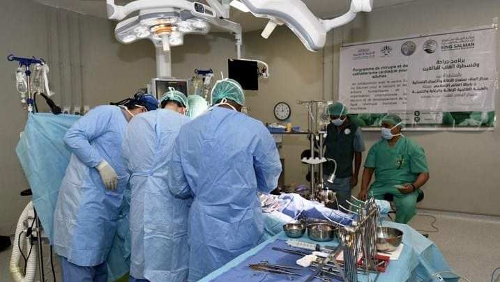 أطباء سعوديون يجرون عمليات جراحية بمركز الاستطباب الوطني  