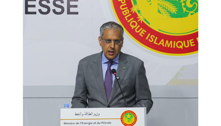 وزير الطاقة:كل 25 يوما تصل باخرة من البنزين