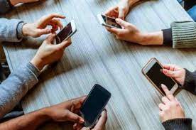 تقرير أمريكي: الناس يقضون حوالي 5 ساعات يوميا 