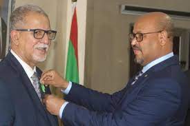 وزير الزراعة يوشح عدد من الأطر بالقطاع