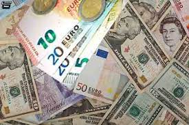 اليورو يتراجع أمام الدولار إلى أقل من دولار لأول مرة منذ عقدين 