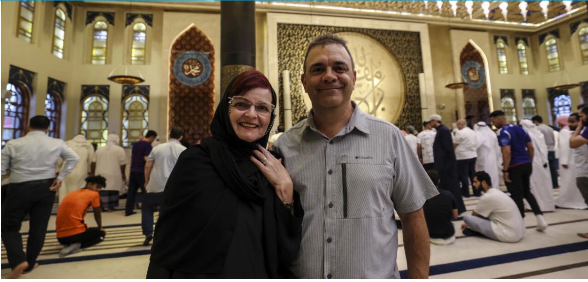  الزوجان دورينيل وكلارا بوبا داخل المسجد الأزرق في الدوحة في 29 نوفمبر 2022 / ا ف ب