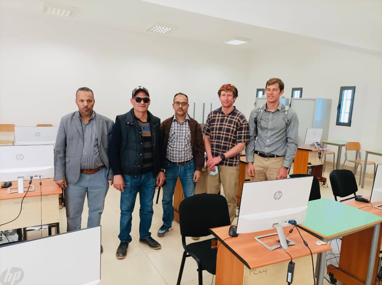 متسلقان أمريكيان يبدآن مغامرة تسلق كدية الجل ببازويرات 