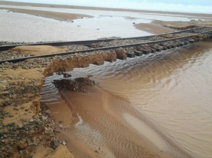 السيول تجرف الأساس الترابي للسكة الحديدية بين انواجيل وشوم 