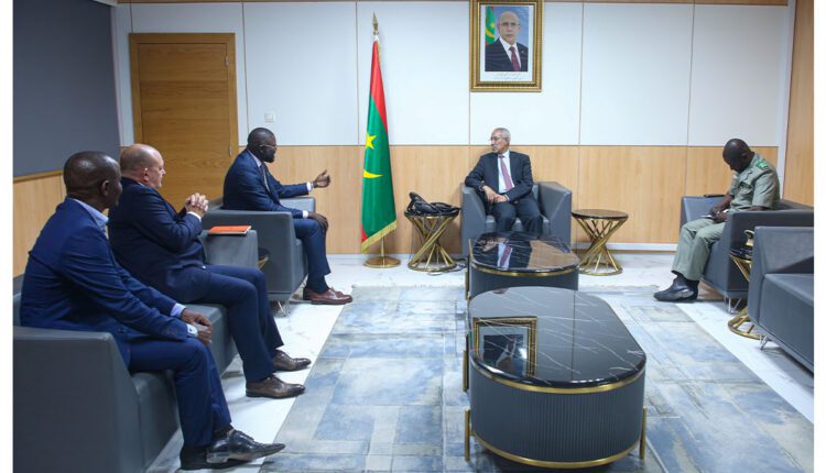 وزير الدفاع يجري مباحثات مع بعثة من اللجنة الدولية للصليب الأحمر
