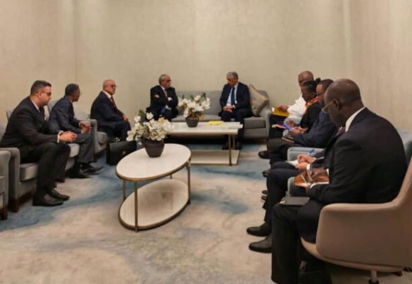 وزير الشؤون الاقتصادية الموريتاني يجري مباحثات مع رئيس البنك الإفريقي