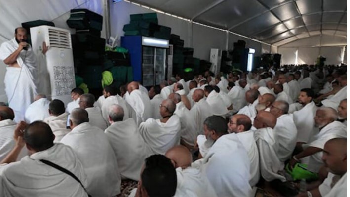 الحجاج الموريتانيون يقفون على صعيد عرفات لأداء ركن الحج الأعظم