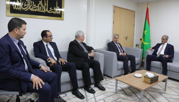 وزير المعادن والصناعة يبحث آفاق التعاون مع السفير المصري