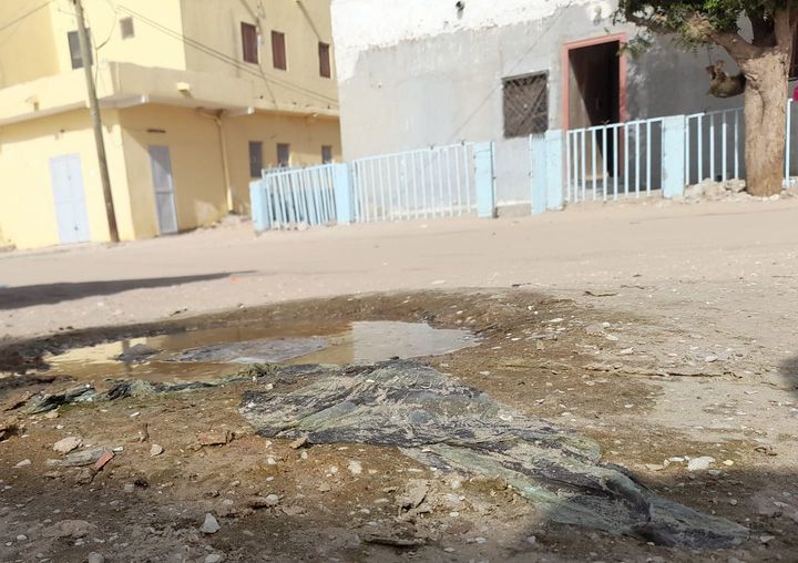 منذ أكثر من سنة وهذا المستنقع بهذا الشكل -تسرب خفيف ولكنه دائم- رغم أن أهل الحي اتصلوا مرات عدة على هاتف شركة المياه دون رد.