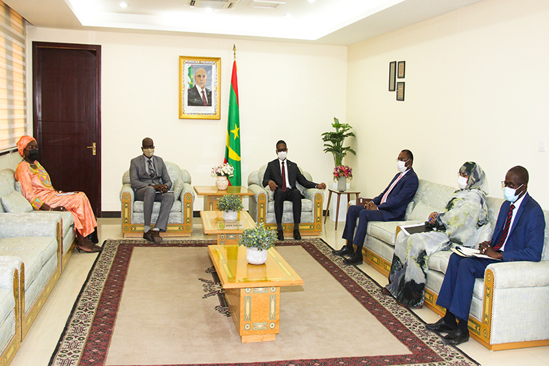 الوزير الأول يبحث علاقات التعاون مع المدير الجهوي للصحة العالمية