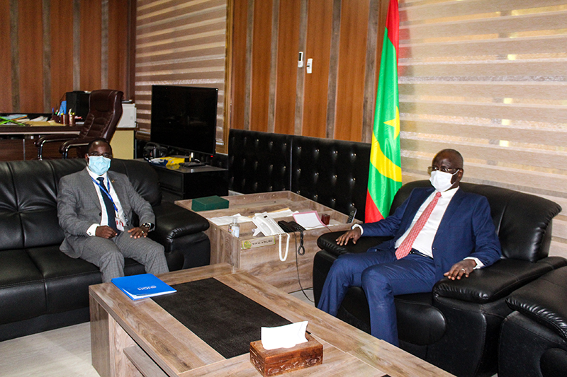 وزير الداخلية يجري مباحثات مع رئيس بعثة الدولية للهجرة في موريتانيا