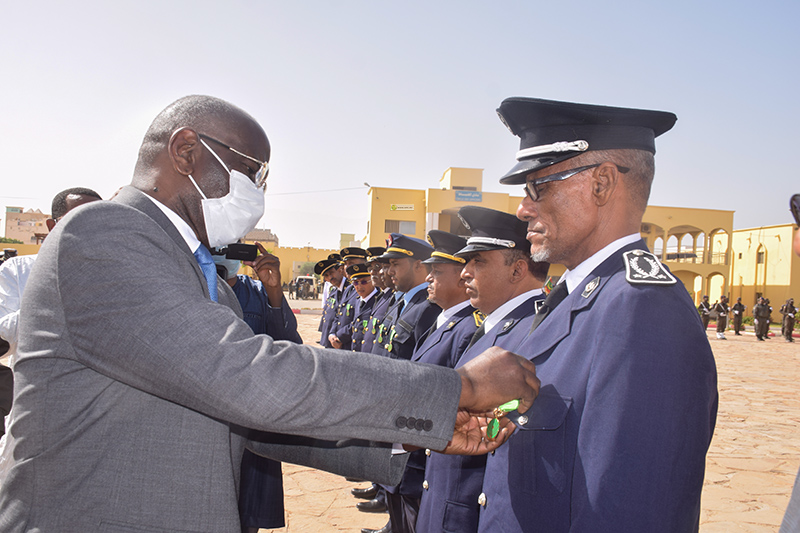 توشيح عدد من إداريي وموظفي وضباط الشرطة بوزارة الداخلية
