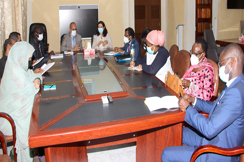 وزير التهذيب يبحث أوجه التعاون مع بعثة من البنك الدولي