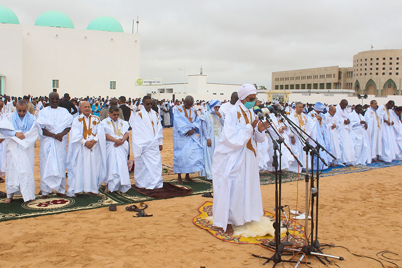 استقبال رسمي للوزير الأول إبان جضوره صلاة عيد الأضحى بجامع ابن عباس