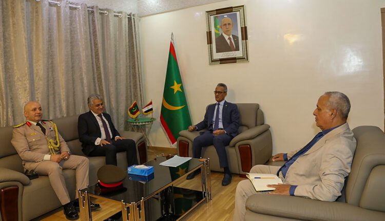 وزير الصيد يجري مباحثات مع السفيرالمصري