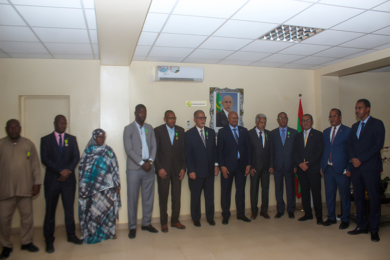 وزير الزراعة يوشح عدد من أطر وعمال القطاع