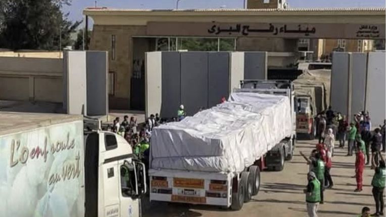 الشاحنات ترابط أمام معبر رفح