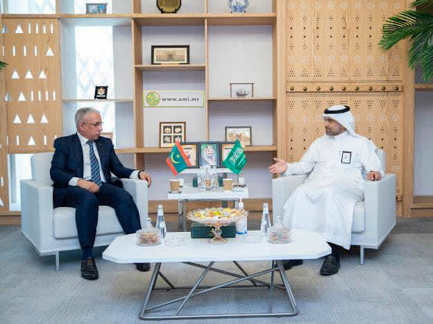 وزير الصحة يبحث مجالات التعاون مع نظيره السعودي 