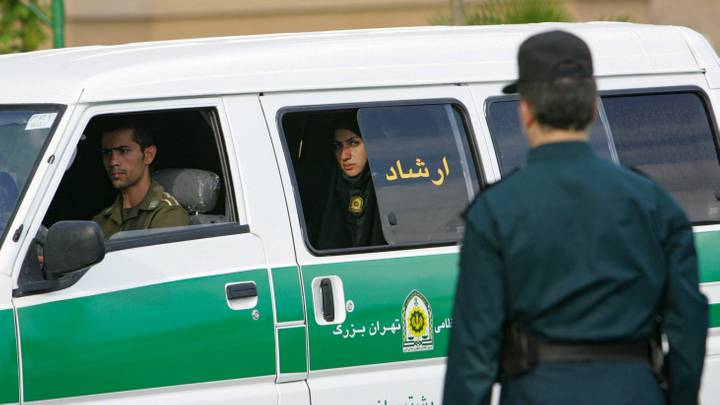 أنشئت شرطة الأخلاق "كشت إرشاد" في عهد الرئيس الأسبق محمد أحمدي نجاد / صورة: AFP 