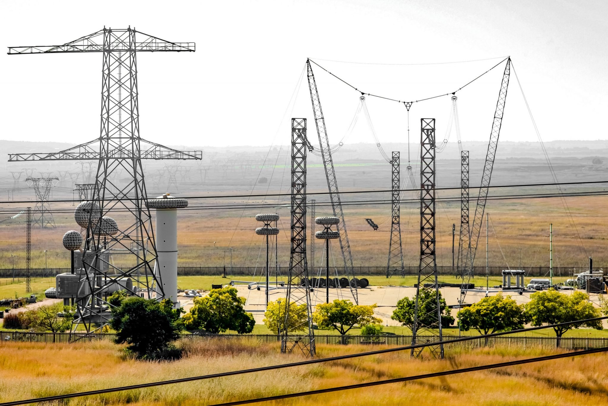 خطوط نقل وتوزيع الكهرباء - الصورة من (Energy Capital & Power)