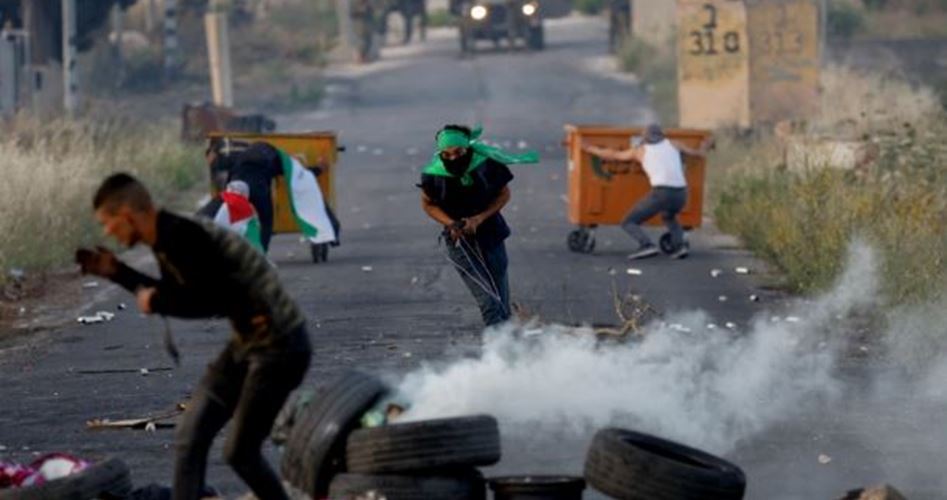 نقطة من نقاط المواجهة بين شبان فلسطين وقوات الاحتلال الهيوني (المركز الفلسطيني للإعلام)