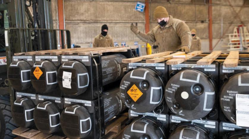 أسلحة وذخائر أميركية في قاعدة دوفر الجوية (ديلاوير) قبل نقلها إلى أوكرانيا يوم الجمعة الماضي (أ.ف.ب)