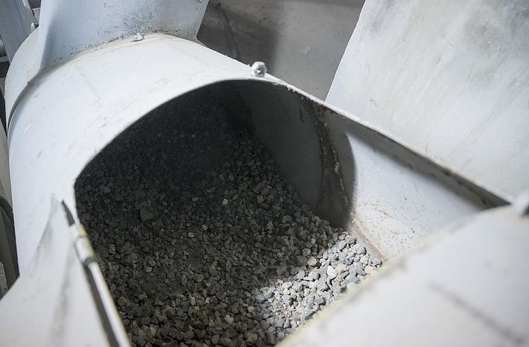 بعد انتهاء الحجاج من رميها.. أين تذهب حصى الجمرات؟ 