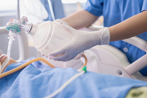 مركز الاستطباب الوطني ينفي صحة ما قيل عن نقص في أجهزة التنفس الاصطناعي