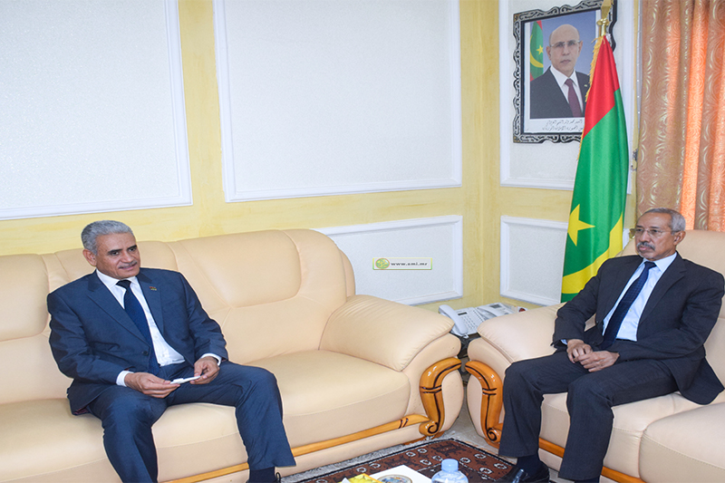 وزير الدفاع يبحث علاقات التعاون مع السفير الليبي