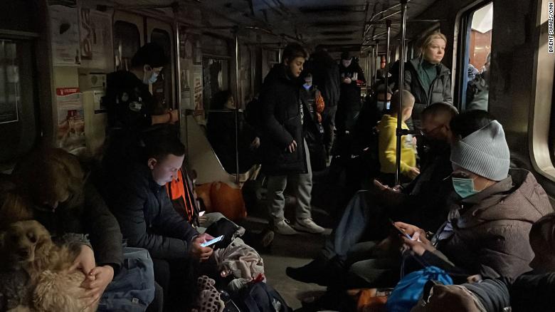 اوكرانيون يلجئون إلى محطة مترو أنفاق في خاركيف بأوكرانيا (CNN)