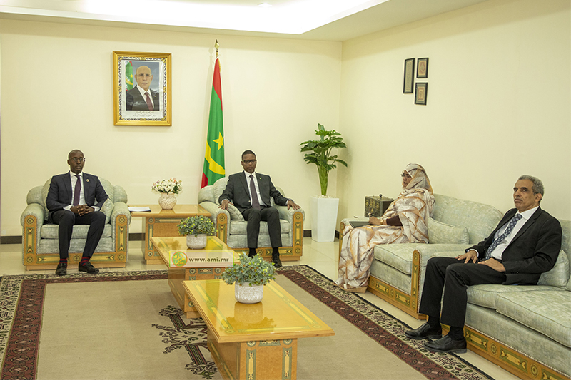 الوزير الأول يبحث علاقات التعاون مع دبلوماسي دولي