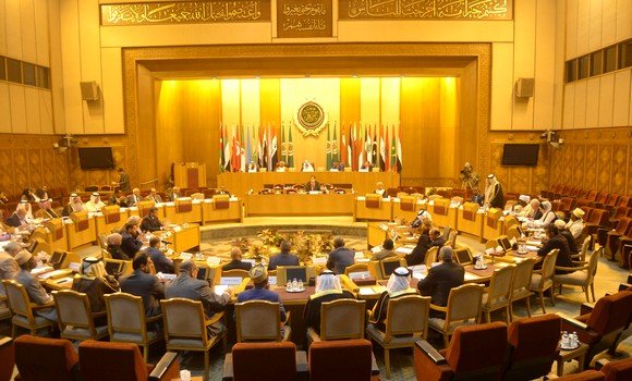 البرلمان العربي يدين تصريحات ماكرون بحق الجزائر 