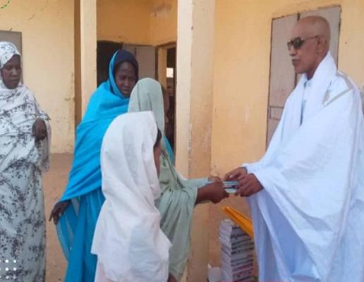 مدير المعهد العالي يوزع معدات مدرسية على تلاميذ مدرسة الصديق بكيفه 