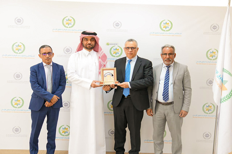 حقوقي موريتاني بارز يتسلم درع تكريم من الشبكة العربية لحقوق الانسان 