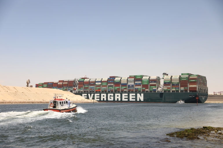 السفينة "إيفر غيفن" التي  جنحت في المقطع الجنوبي من قناة السويس في 23 مارس2021 (الأناضول)