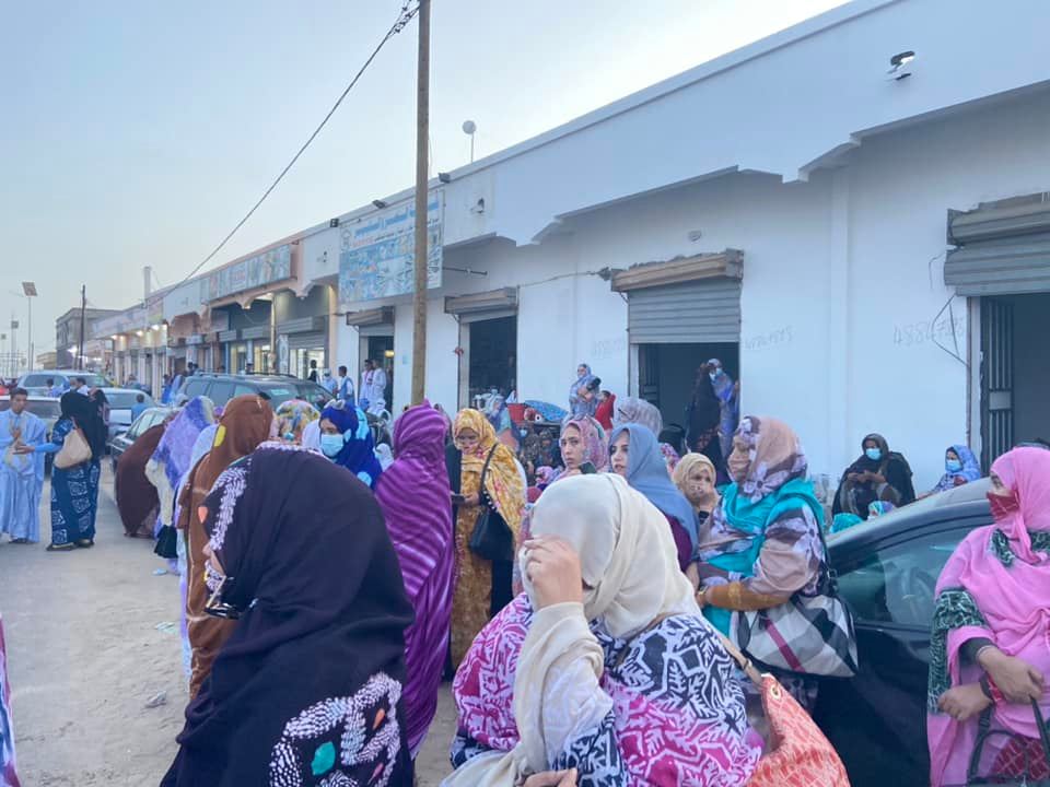 أنصار الرئيس السابق يعتصمون أمام طب القلب مطالبين برفعه إلى الخارج