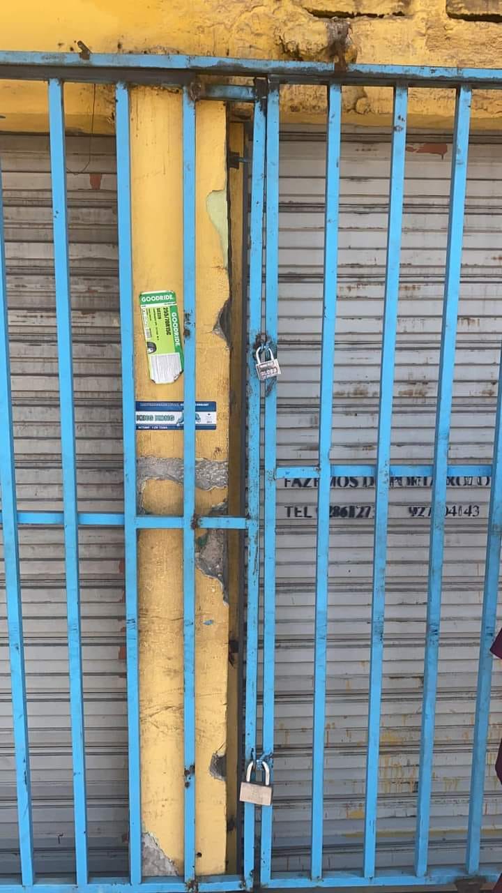 بعد حادثة السفارة..مواطن أنغولي يغلق بالقوة محلات شركة موريتانية 