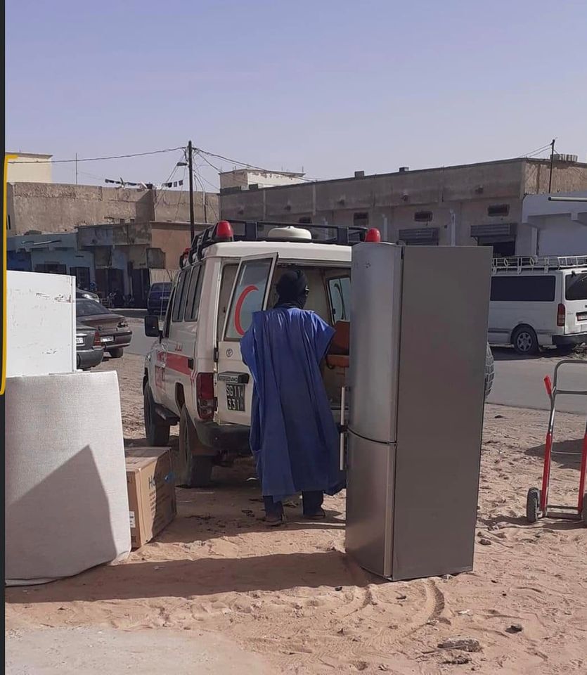 سيارة إسعاف تقل ثلاجة بدل مرضى الحالات الحرجة