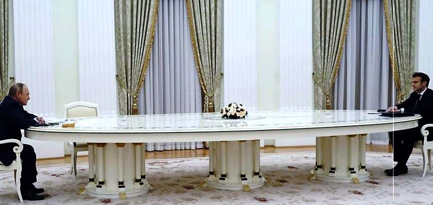 الكرملين يكشف سر طاولة المباحثات بين بيوتن وميكرون