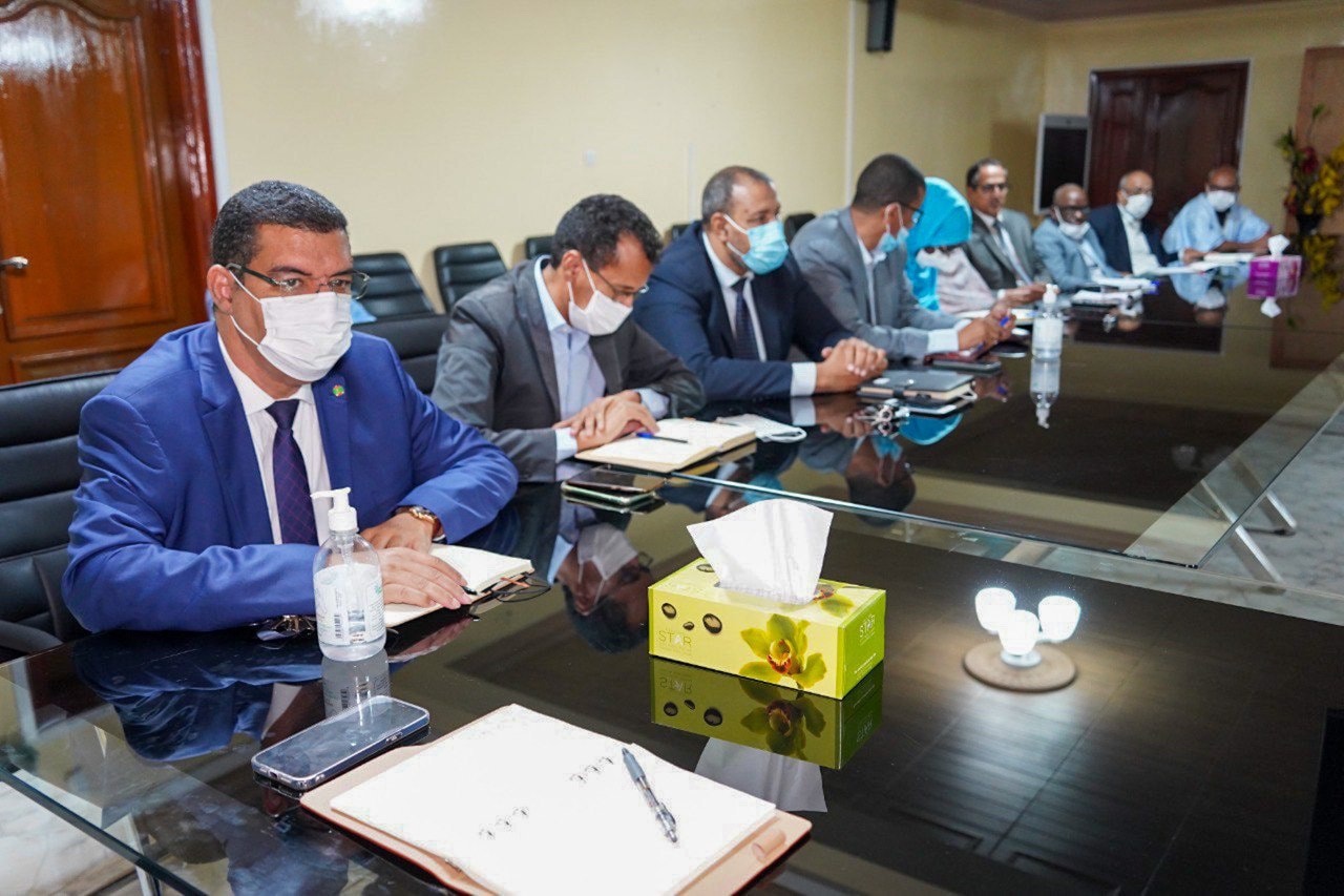 وزير الصحة يبحث الملفات المستعجلة في اجتماع مع طاقم الوزارة 