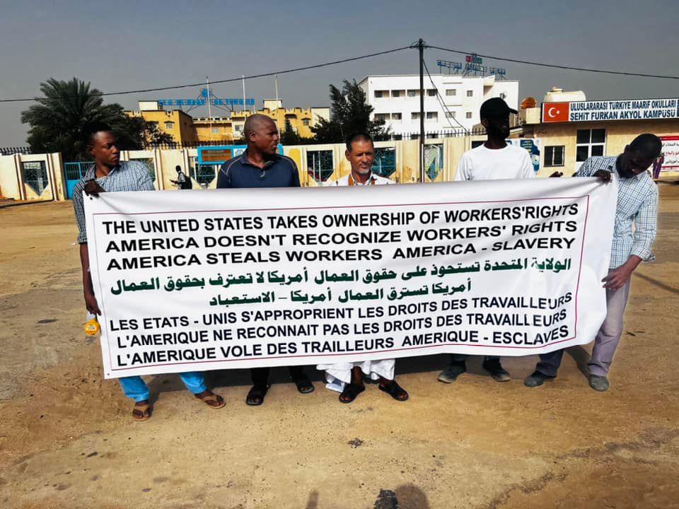 وقفة احتجاجية لمفصولين من العمل بالسفارة الأمريكية بنواكشوط