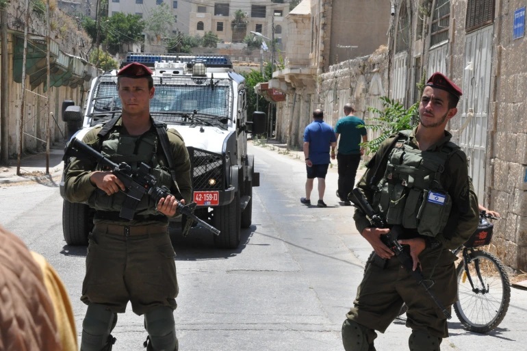 جنود الاحتلال بالبلدة القديمة في الخليل بحالة تأهب قصوى (الجزيرة-أرشيف)