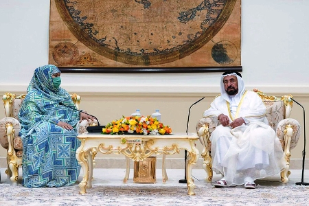 مسؤول إماراتي يبحث مجالات التعاون مع وزيرة التحارة  