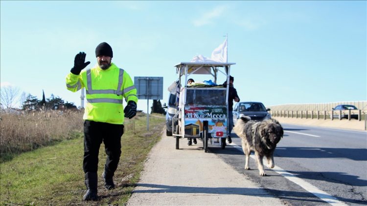 سيرا على الأقدام.. عراقي ينطلق من بريطانيا قاصدا مكة المكرمة