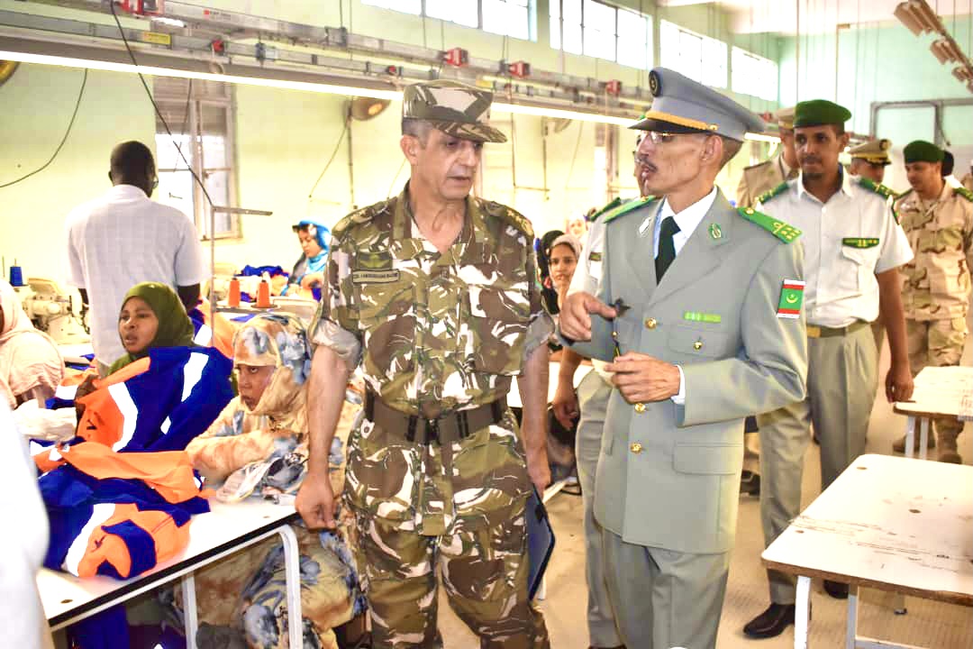 وفد من الجيش الجزائري يزور مؤسسة تصنيع الملابس بالميناء