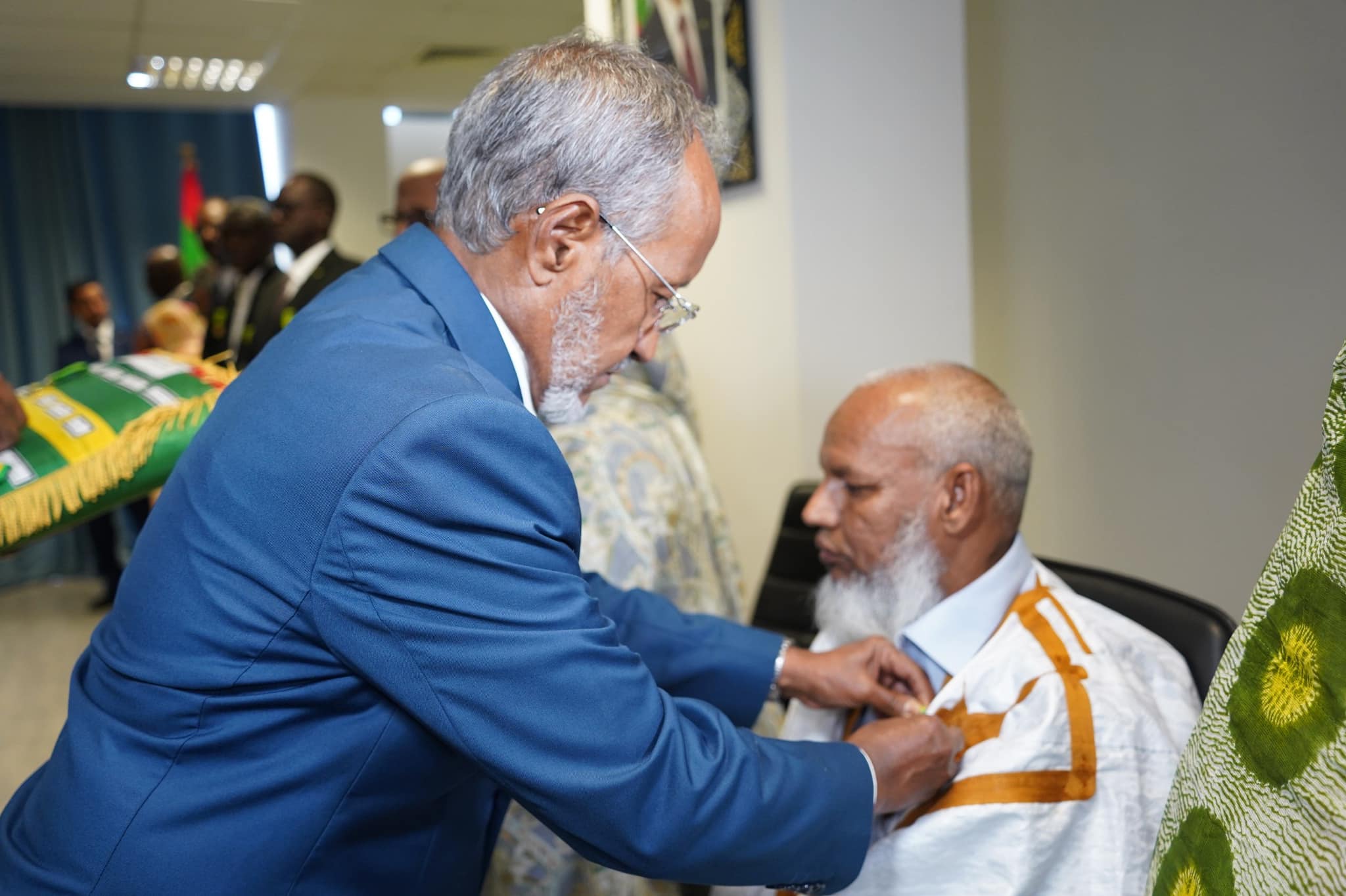 وزير الصحة يوشح بعض أطر قطاعه