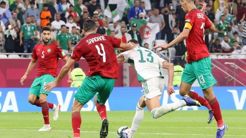 "لفيفا” يغرم المغرب بسبب هتافات عنصرية في مباراة الجزائر