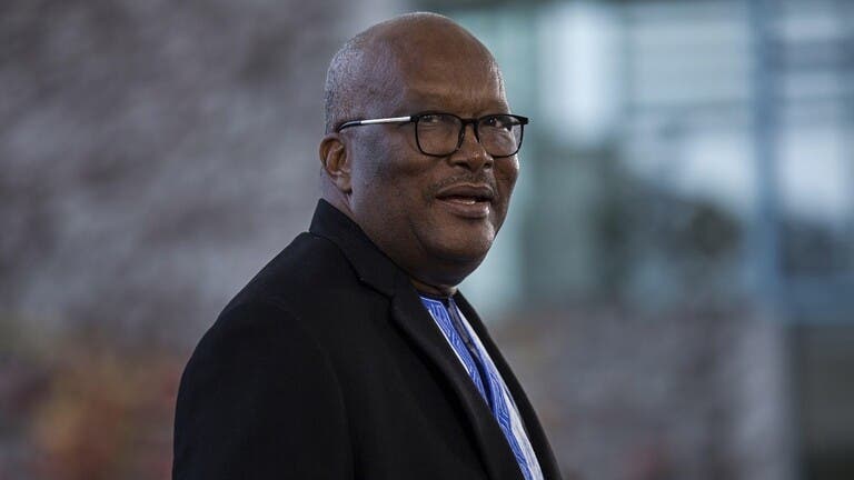 عسكريون ببوركينا فاسو يعلنون رسميا استيلاءهم على السلطة